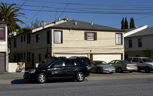 211 Alden St in Redwood City, CA - Foto de edificio - Building Photo