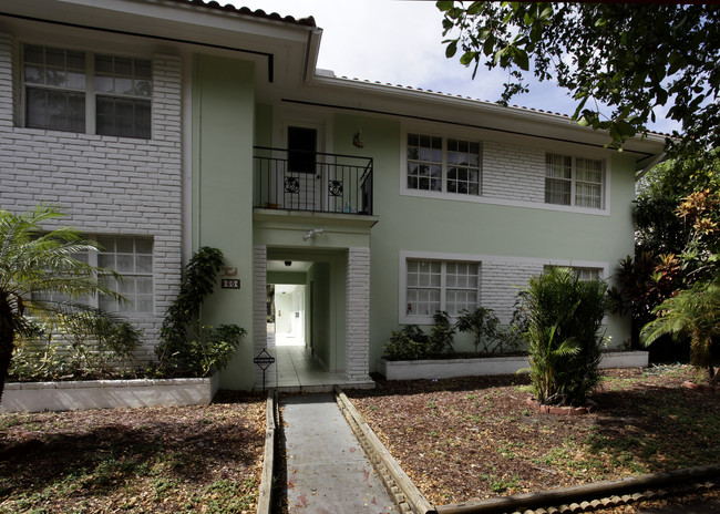 30 Phoenetia Ave in Coral Gables, FL - Foto de edificio - Building Photo