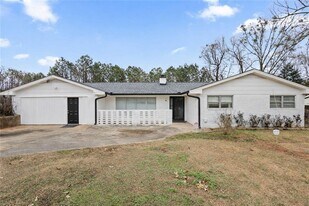 1201 Shoreham Dr in Atlanta, GA - Building Photo