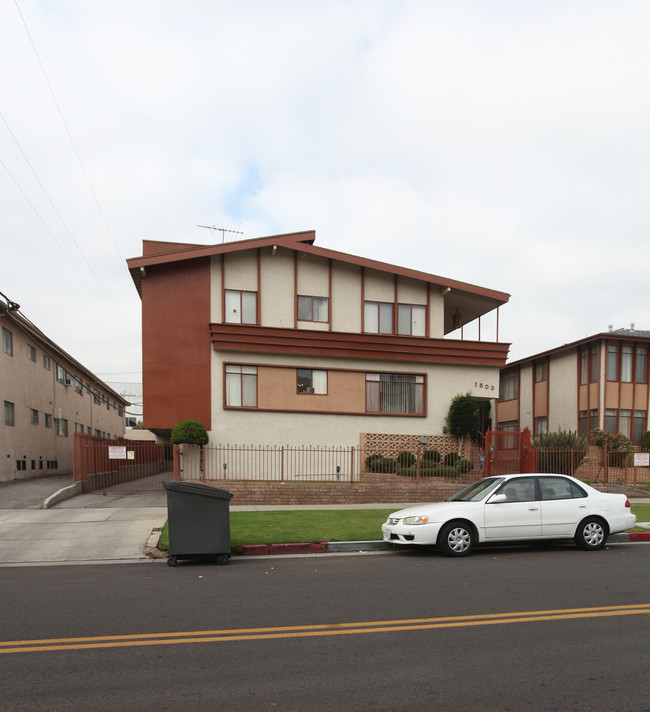 1803 Winona Blvd in Los Angeles, CA - Building Photo - Building Photo