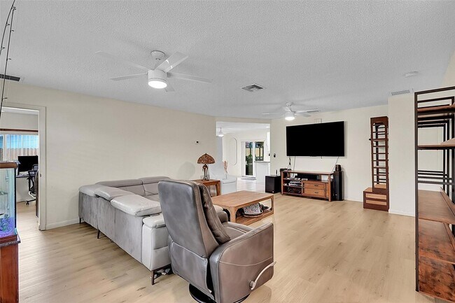 4540 SW 26th Terrace, Unit 91-4008 in Fort Lauderdale, FL - Building Photo - Building Photo