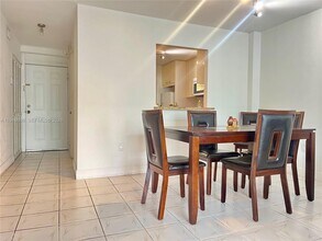 3551 NE 169th St in North Miami Beach, FL - Foto de edificio - Building Photo