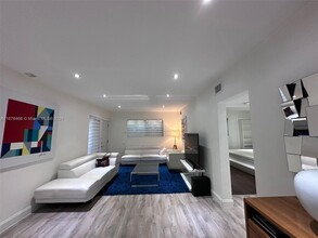 1517 Bay Rd in Miami Beach, FL - Building Photo - Building Photo