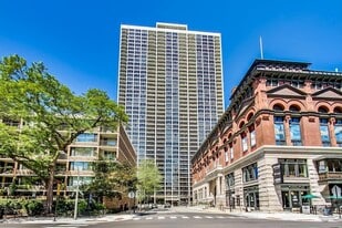 1560 N Sandburg Terrace, Unit 503J in Chicago, IL - Building Photo