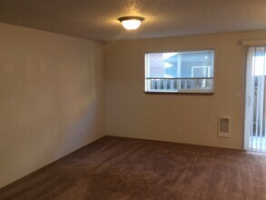 465 Donna Dr in Newberg, OR - Foto de edificio - Building Photo