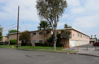 327 E Pearson Ave in Anaheim, CA - Building Photo - Building Photo