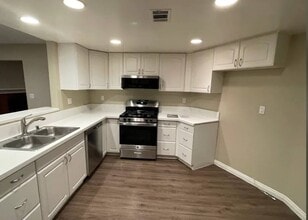 22330 Victory Blvd in Woodland Hills, CA - Building Photo - Building Photo