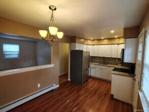 122 W 1st St in Deer Park, NY - Building Photo - Building Photo