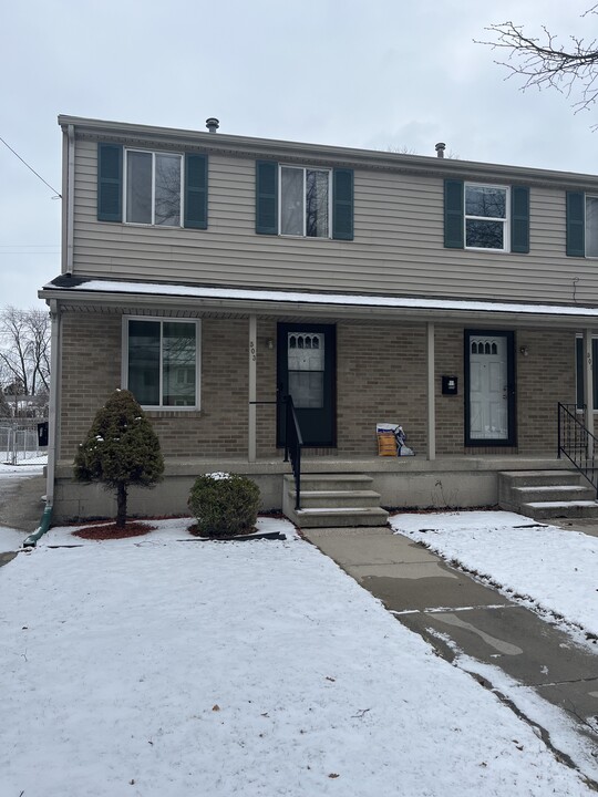 503 Pine St in Essexville, MI - Foto de edificio