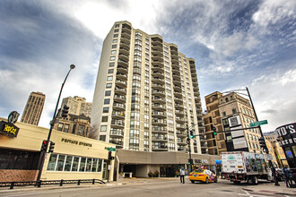 2555 N Clark St in Chicago, IL - Foto de edificio - Building Photo