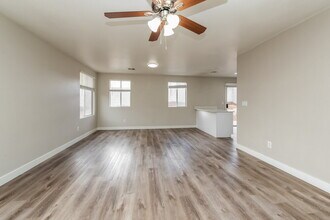 523 Roberta Alecia Ave in North Las Vegas, NV - Foto de edificio - Building Photo