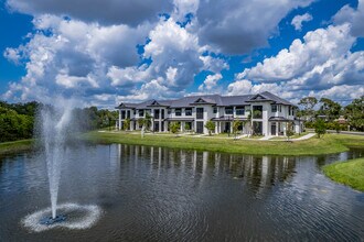 Waterfront On Hatchett Creek in Venice, FL - Foto de edificio - Building Photo