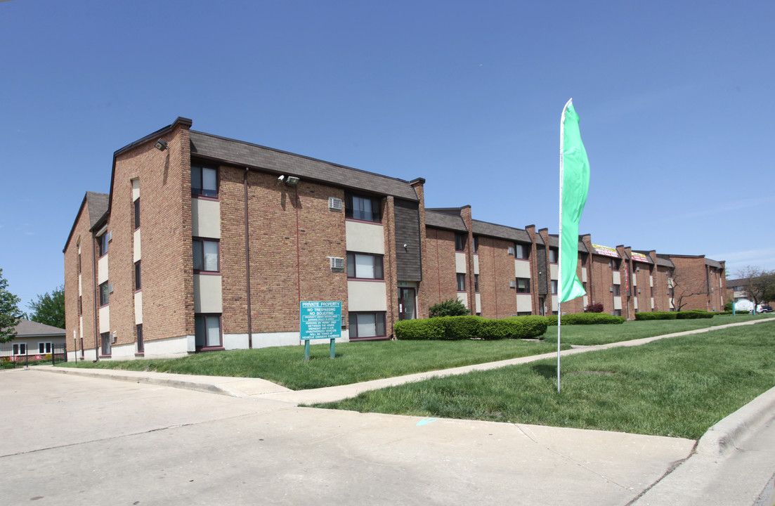 Burton Place Apartments in Joliet, IL - Building Photo