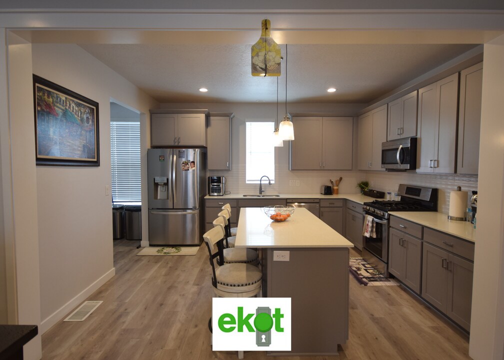 2142 N 725 W in Layton, UT - Building Photo