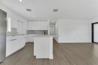 6535 Miramar Pky in Miramar, FL - Building Photo - Building Photo