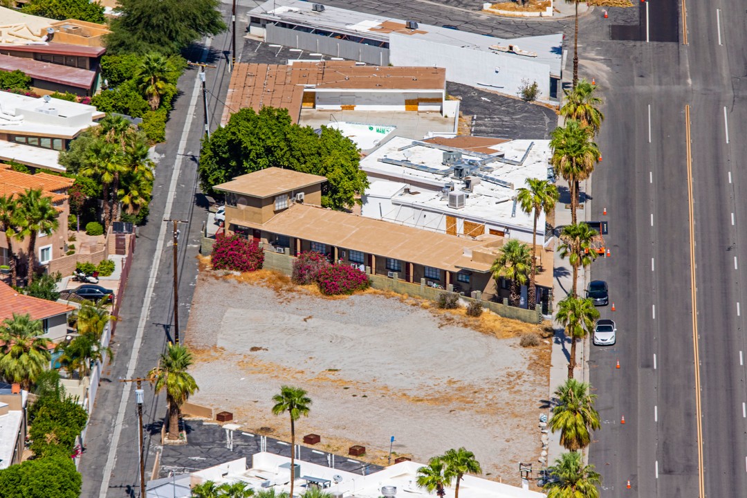 2231 N Palm Canyon Dr in Palm Springs, CA - Building Photo