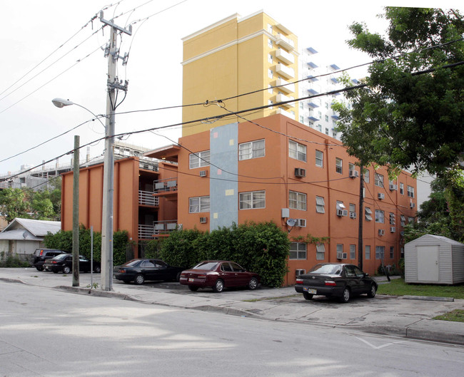 1021 SW 1st Ave in Miami, FL - Foto de edificio - Building Photo