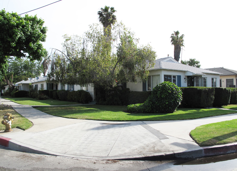 12327 Burbank Blvd in North Hollywood, CA - Foto de edificio