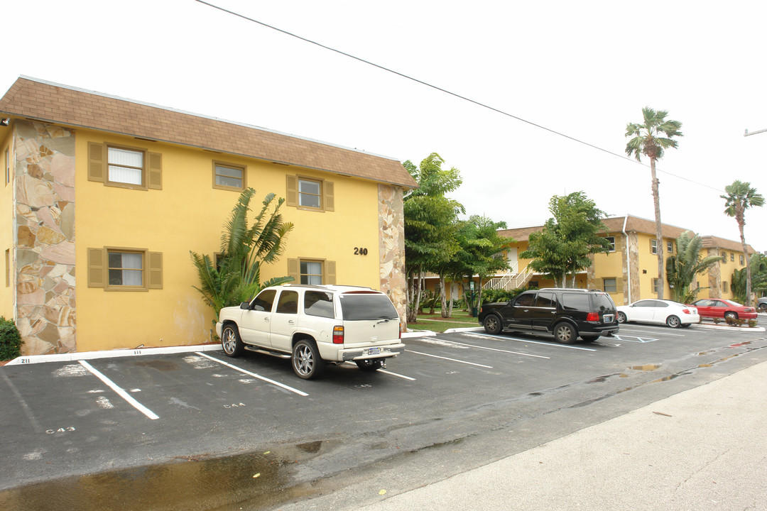 Poulos Village Apartments in Lantana, FL - Building Photo