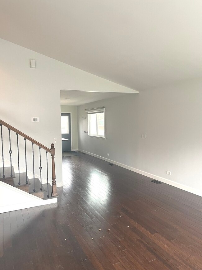 566 Comstock Ave in Elmhurst, IL - Building Photo - Building Photo