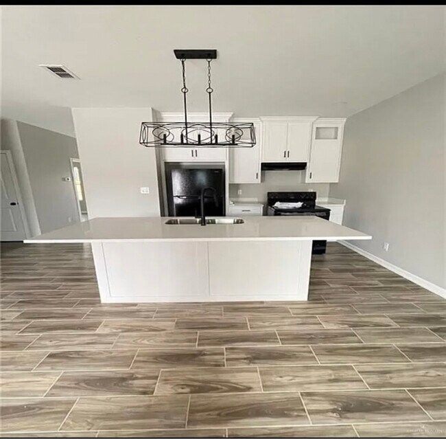 446 W 5th St in La Joya, TX - Foto de edificio - Building Photo