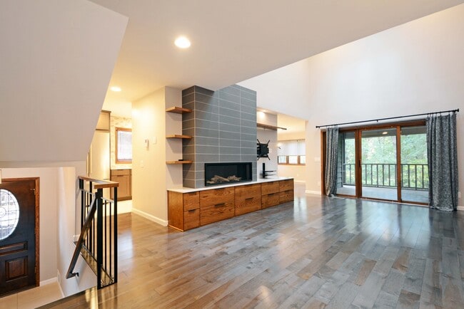 5536 Village Dr in Edina, MN - Building Photo - Building Photo