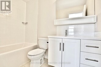3026 Postridge Dr in Oakville, ON - Building Photo - Building Photo