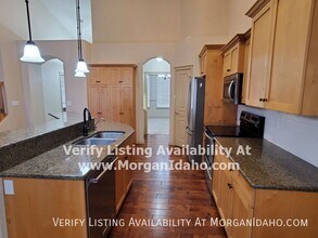 2330 W Trestle Dr in Meridian, ID - Building Photo - Building Photo