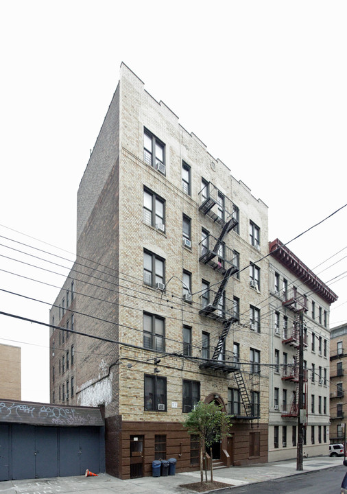 2704 Decatur Ave in Bronx, NY - Foto de edificio