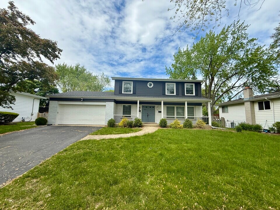 1046 Crestfield Ave in Libertyville, IL - Building Photo
