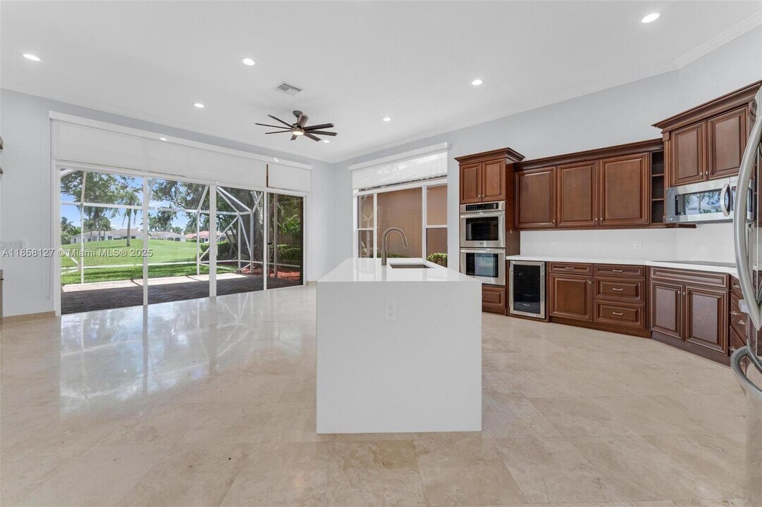 2468 Bay Isle Ct in Weston, FL - Building Photo