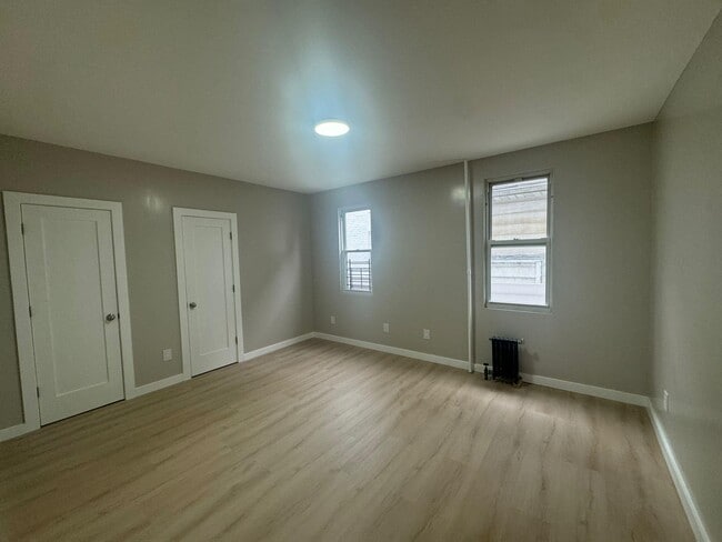 27-20 Humphreys St in Queens, NY - Building Photo - Building Photo