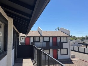 Casita Robles Apartments in Phoenix, AZ - Building Photo - Building Photo