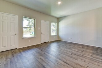 407 E Avenue G in Conroe, TX - Building Photo - Building Photo