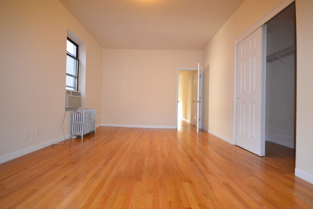 118-65 Metropolitan Ave in Queens, NY - Foto de edificio
