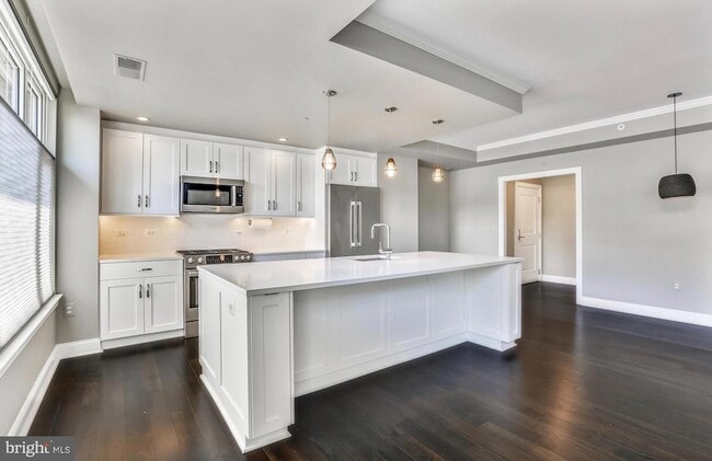 4915 Hampden Ln, Unit 101 in Bethesda, MD - Foto de edificio - Building Photo