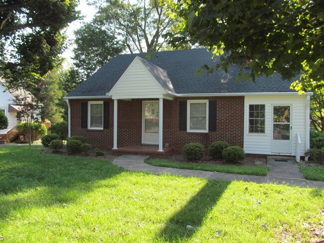 1826 Polo Rd in Winston-Salem, NC - Building Photo - Building Photo