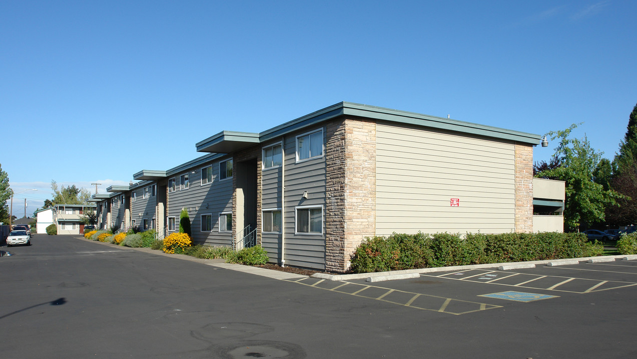 Mohawk Villa Apartments in Springfield, OR - Building Photo