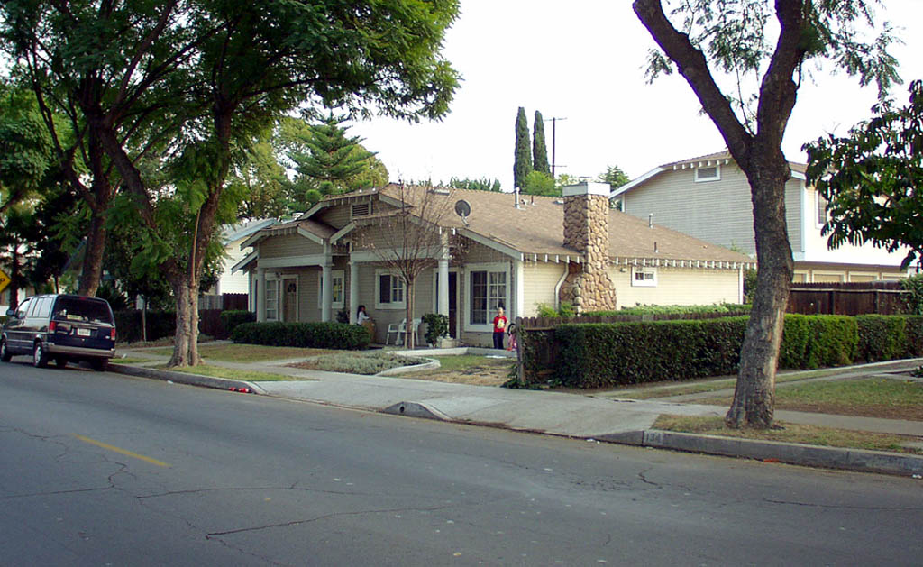 138 E Valencia Dr in Fullerton, CA - Foto de edificio