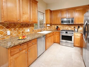 15027 Dickens St, Unit 4 in Sherman Oaks, CA - Foto de edificio - Building Photo