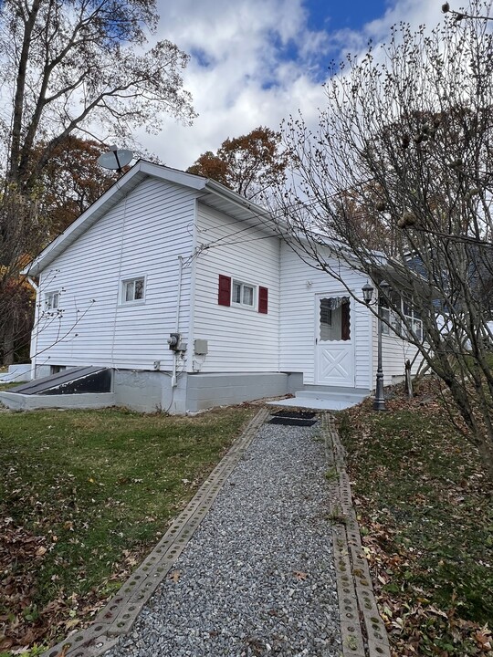 3 Chestnut Trail in Danbury, CT - Building Photo