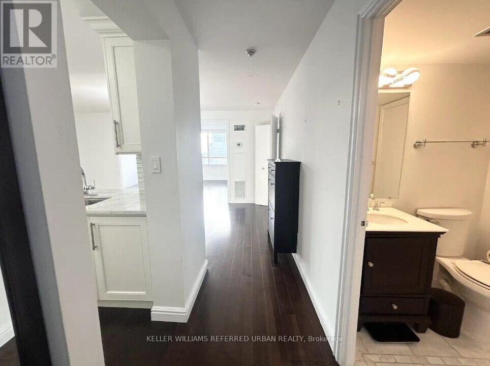 633-2633 Bay St. in Toronto, ON - Building Photo