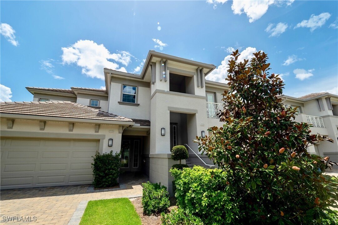 8008 Signature Club Cir in Naples, FL - Building Photo