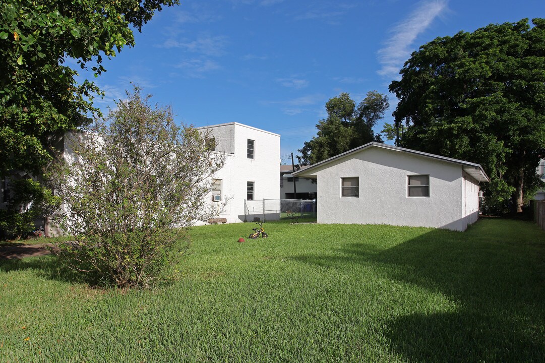 1715-1717 Fletcher St in Hollywood, FL - Building Photo