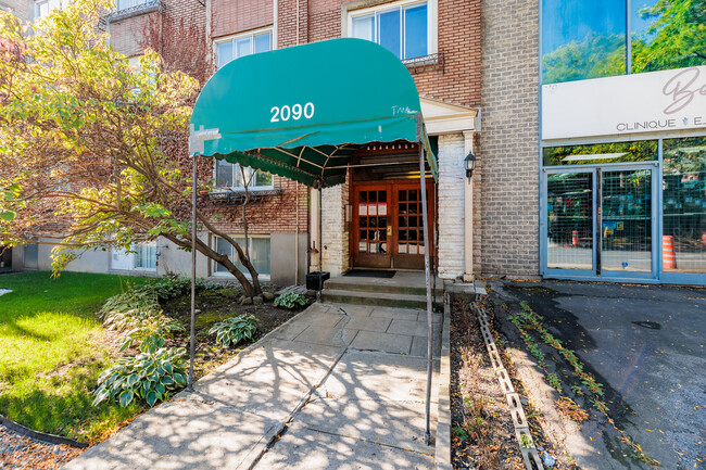 2090 Décarie Boul in Montréal, QC - Building Photo - Building Photo