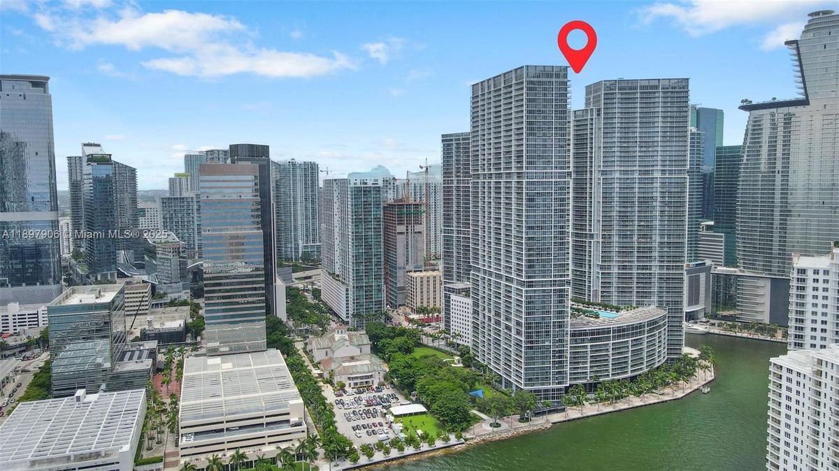 495 Brickell Ave in Miami, FL - Building Photo