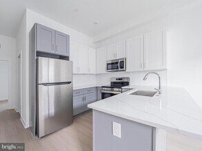 2403 W Thompson St in Philadelphia, PA - Foto de edificio - Building Photo