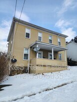 717 Ellsworth Ave in Jeannette, PA - Building Photo