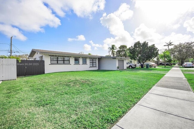 9570 Jamaica Dr in Cutler Bay, FL - Foto de edificio - Building Photo