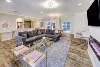 9007 Beverly Hill St in Houston, TX - Building Photo - Building Photo